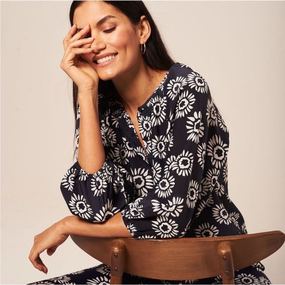 Tucker the classic blouse Gaby’s daisy in crepe de chine silk flo…